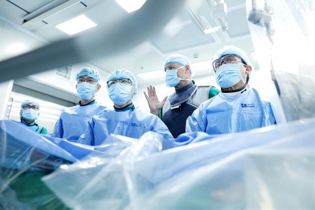 Hồi sinh trái tim nhờ kỹ thuật 'không cần dao mổ'- Ảnh 1.