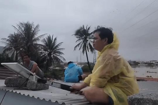 Chủ tịch khánh hòa yêu cầu nhà mạng đảm bảo sóng điện thọai trong mùa lũ - Ảnh 1.