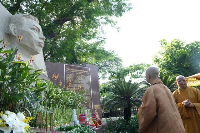 Đại lão hòa thượng Thích Trí Quảng cầu nguyện tại nghĩa trang Đô Thành - Ảnh 8.
