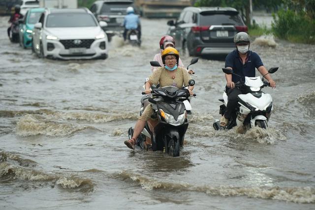 Triều cường vượt lịch sử ở TP.HCM: Nhiều phường xã ngập nước, sâu nhất 1,2 m - Ảnh 2.