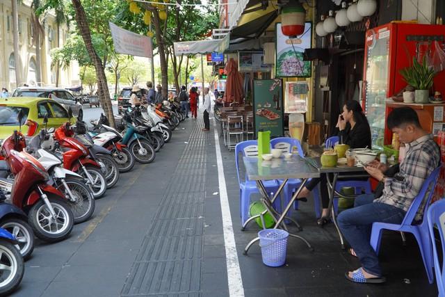 TP.HCM bãi bỏ quyết định thu phí vỉa hè - Ảnh 1.