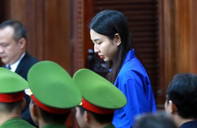 Hoa hậu Thùy Tiên gửi lời xin lỗi khách hàng đã mua kẹo Kera - Ảnh 1.