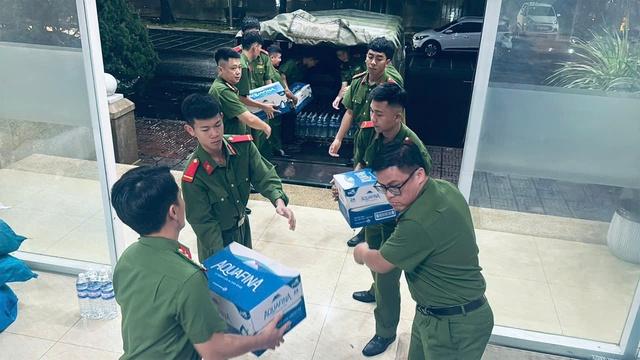 Công an Đắk Lắk xuyên đêm vận chuyển 10 tấn nhu yếu phẩm về vùng lũ - Ảnh 2.
