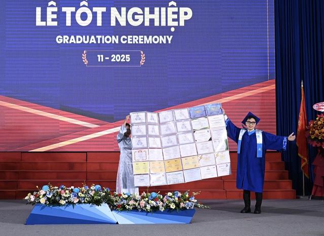 Nam sinh Bách khoa với loạt giấy khen, nhận ‘mưa lời khen’ trong lễ tốt nghiệp - Ảnh 1.
