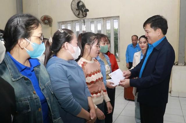 Công đoàn hỗ trợ người lao động vùng lũ Lâm Đồng và Quảng Trị vượt khó - Ảnh 2.