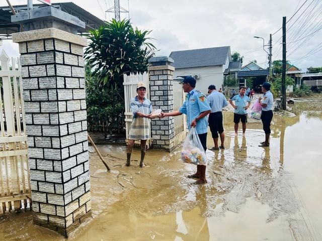 Công ty Yến sào Khánh Hòa chung tay tiếp sức đồng bào vượt qua bão lũ - Ảnh 3.