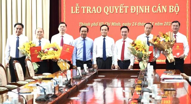 Trao quyết định cho 4 phó chủ tịch HĐND và UBND TP.HCM - Ảnh 1.
