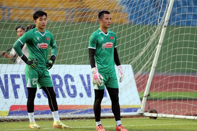 Đội tuyển Việt Nam: Văn Lâm ‘đánh bại’ thủ môn hay nhất AFF Cup, tại sao không?- Ảnh 3.