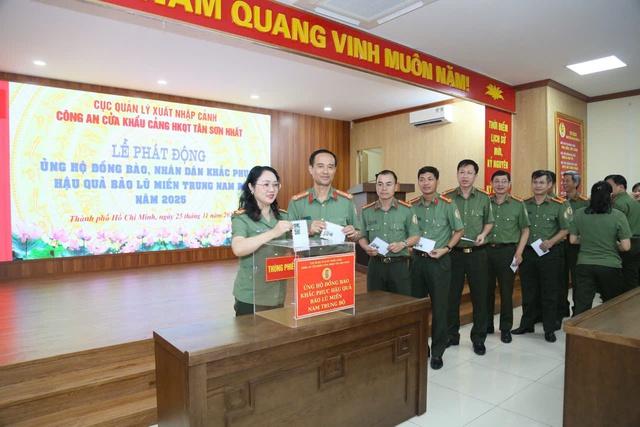 Công an cửa khẩu Tân Sơn Nhất hỗ trợ cộng đồng khắc phục hậu quả bão lũ Đắk Lắk - Ảnh 11.