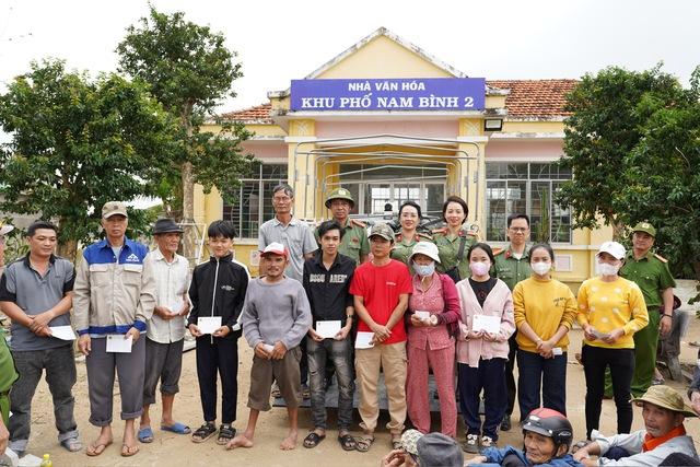 Công an cửa khẩu Tân Sơn Nhất hỗ trợ cộng đồng khắc phục hậu quả bão lũ Đắk Lắk - Ảnh 6.