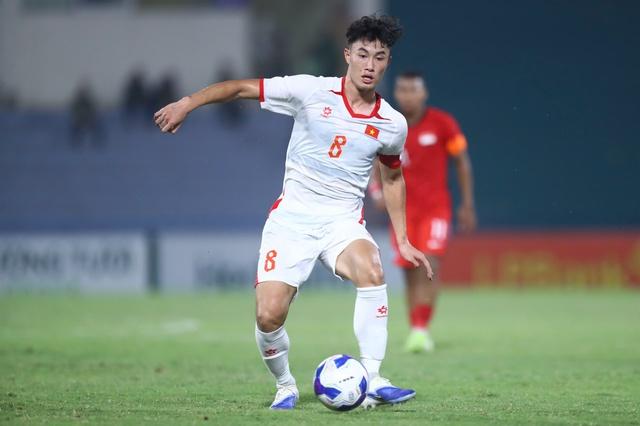 Văn Trường nguy cơ lỡ SEA Games: Tuyến giữa U.23 yếu, ông Kim khỏa lấp bằng Việt kiều?- Ảnh 1.