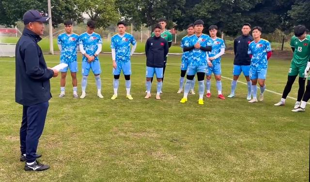 Vĩ Hào nhận chúc mừng, U.23 Việt Nam tập buổi duy nhất trước đại chiến U.23 Trung Quốc- Ảnh 1.