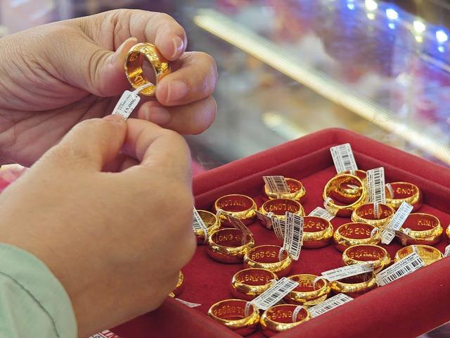 Giá vàng hôm nay 15.11.2025: Đà rơi chưa dứt, vàng nhẫn rớt dưới ngưỡng 150 triệu đồng- Ảnh 1.