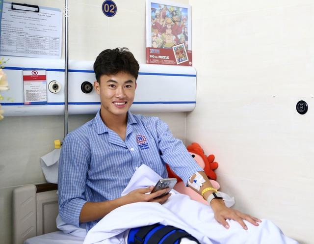 Ngôi sao U.23 Việt Nam Văn Trường phẫu thuật thành công, hẹn ngày trở lại sân cỏ - Ảnh 2.