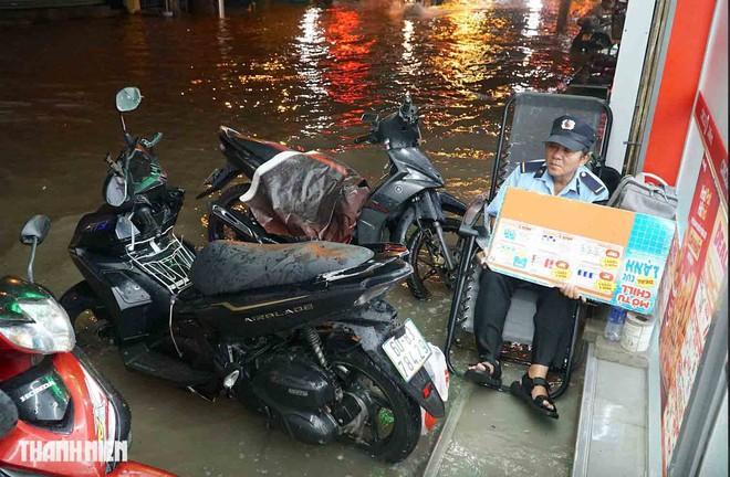 Người dân TP.HCM vẫn sống chung với ngập- Ảnh 2.