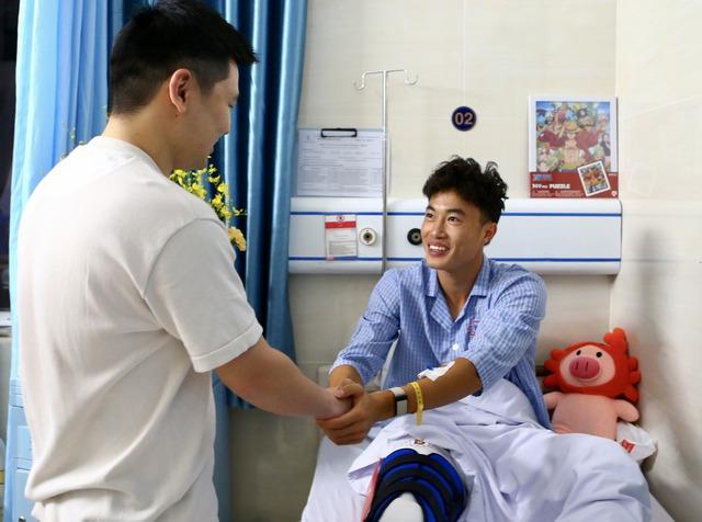 Ngôi sao U.23 Việt Nam Văn Trường phẫu thuật thành công, hẹn ngày trở lại sân cỏ - Ảnh 1.