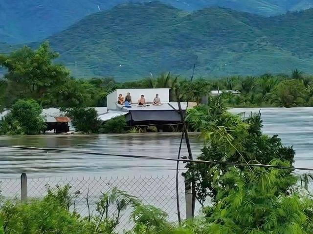 Người dân vùng ngập lụt Khánh Hòa, Phú Yên cũ kêu cứu 'có thai phụ và người già'- Ảnh 2.