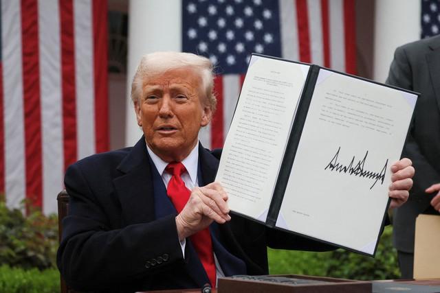 Tổng thống Trump ký lệnh giảm thuế đối ứng với nhiều mặt hàng - Ảnh 1.