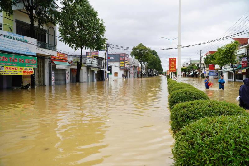 Nha Trang ngập sâu trong biển nước , lũ sông Cái dâng cao nghiêm trọng - Ảnh 9.