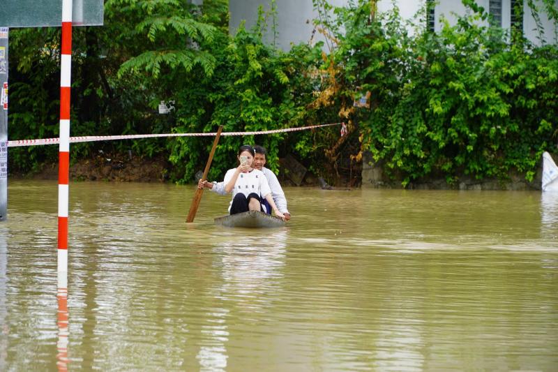 Nha Trang ngập sâu trong biển nước , lũ sông Cái dâng cao nghiêm trọng - Ảnh 10.