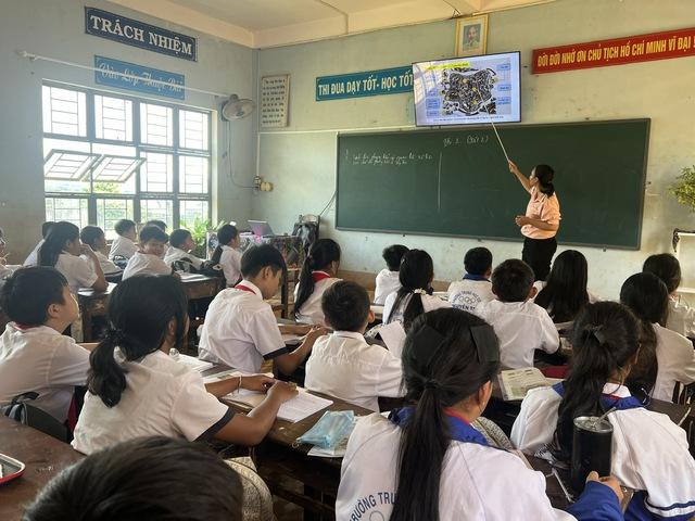 Học sinh phía tây Gia Lai nghỉ học để tránh bão số 13 Kalmaegi - Ảnh 1.