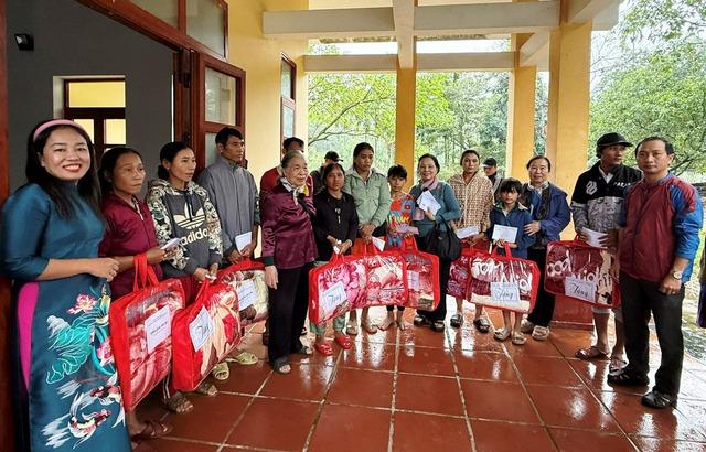 Đà Nẵng: Ngọn đồi đổ xuống ầm ầm, tài xế lái xe múc may mắn thoát nạn - Ảnh 2.