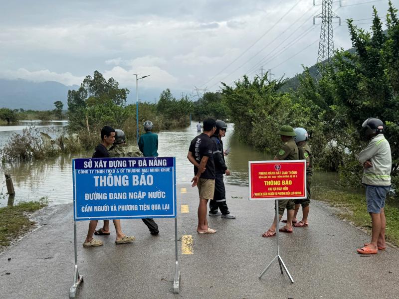 Đà Nẵng: Nước lũ lịch sử vừa rút, nhiều nơi lại ngập trở lại, gây chia cắt - Ảnh 3.