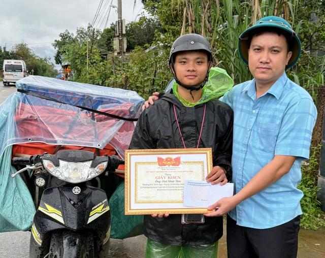 Đà Nẵng: Khen thưởng nam shipper cùng người đàn ông dũng cảm cứu người trong lũ dữ- Ảnh 1.