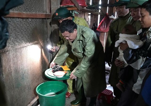 Chủ tịch UBND tỉnh Quảng Trị vượt lũ vào thăm đồng bào Rục đang bị cô lập- Ảnh 3.