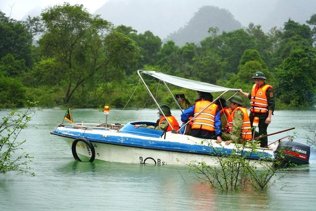 Chủ tịch UBND tỉnh Quảng Trị vượt lũ vào thăm đồng bào Rục đang bị cô lập- Ảnh 1.