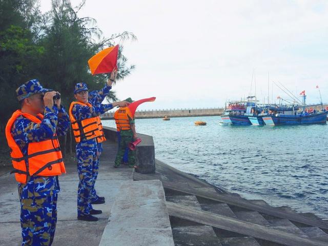 Hơn 3.000 ngư dân vào các đảo đặc khu Trường Sa tránh bão Kalmaegi - Ảnh 1.