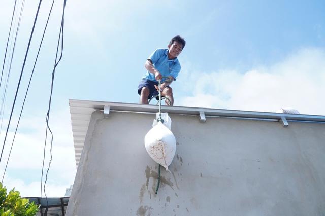 Trước giờ bão số 13 Kalmaegi đổ bộ, người dân ven biển chạy đua với thời gian - Ảnh 1.