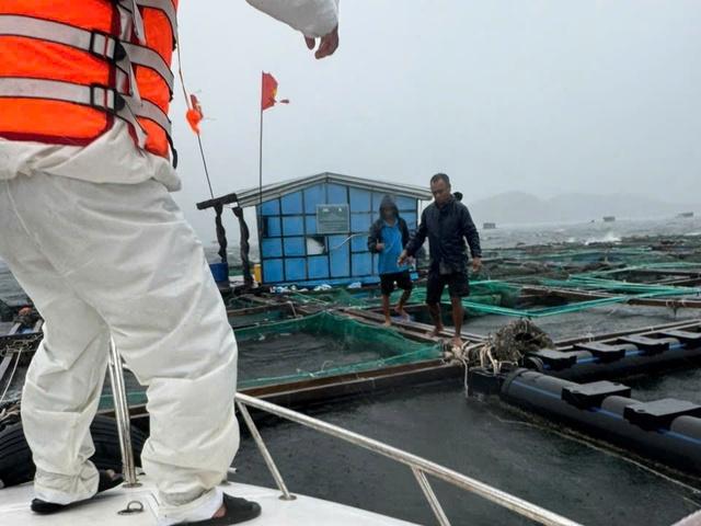 Khánh hòa cưỡng chế người dân trên lồng bè vào bờ tránh bão Kalmaegi an toàn - Ảnh 1.