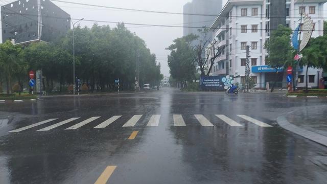 Gia Lai cấm người dân ra đường trước giờ bão Kalmaegi đổ bộ - Ảnh 1.