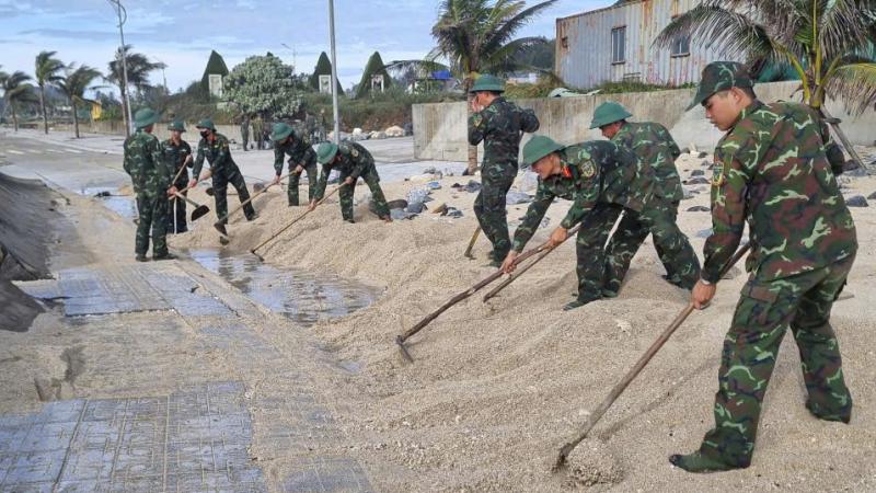 Quân đội, công an, thanh niên giúp dân dựng lại nhà sau bão Kalmaegi - Ảnh 8.