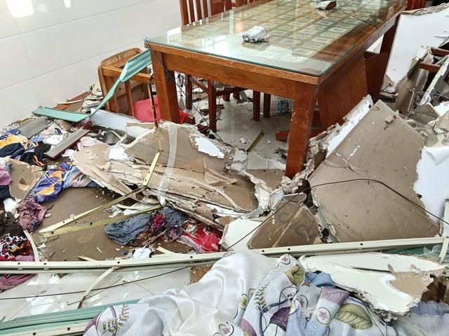 Nhà tốc mái, 7 người co ro trong nhà vệ sinh suốt đêm giữa bão Kalmaegi - Ảnh 3.