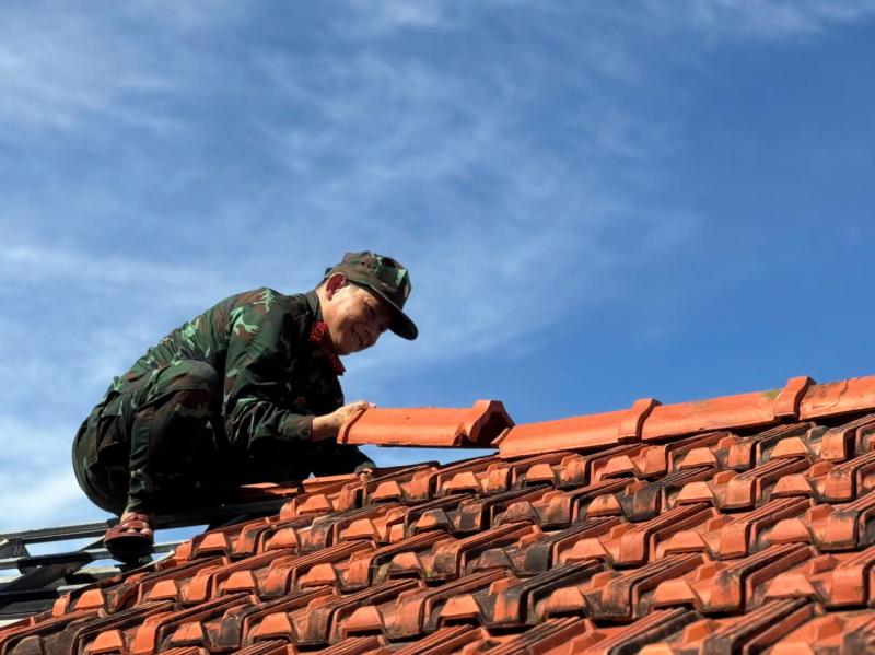 Quân đội, công an, thanh niên giúp dân dựng lại nhà sau bão Kalmaegi - Ảnh 6.