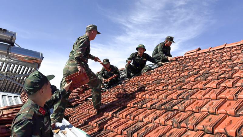 Quân đội, công an, thanh niên giúp dân dựng lại nhà sau bão Kalmaegi - Ảnh 2.