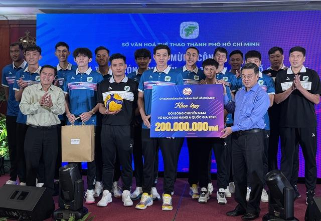 Vô địch và thăng hạng, đội bóng chuyền nam TP.HCM được khen thưởng- Ảnh 1.