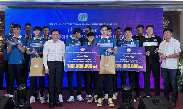 Vô địch và thăng hạng, đội bóng chuyền nam TP.HCM được khen thưởng- Ảnh 2.