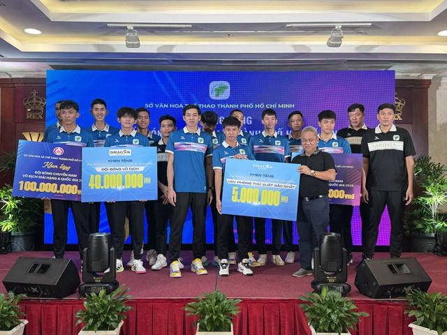Vô địch và thăng hạng, đội bóng chuyền nam TP.HCM được khen thưởng- Ảnh 3.