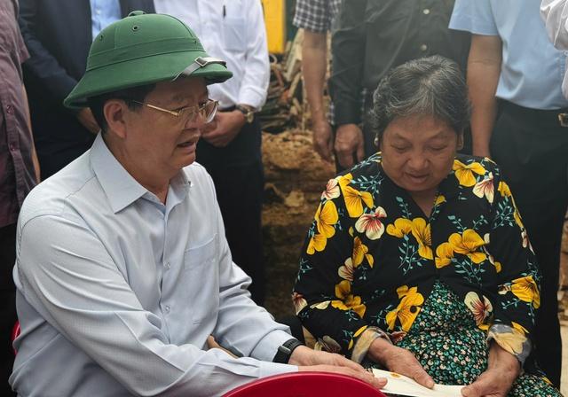 Phó thủ tướng Mai Văn Chính thăm người dân Đắk Lắk khắc phục hậu quả bão Kalmaegi - Ảnh 1.