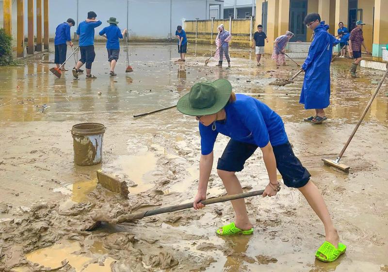 Bão lũ thay đổi cách tri ân ngày Nhà giáo - Ảnh 2.