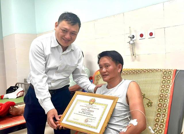 Dũng cảm cứu người giữa tâm bão, ba người dân Lý Sơn được khen thưởng đột xuất- Ảnh 1.