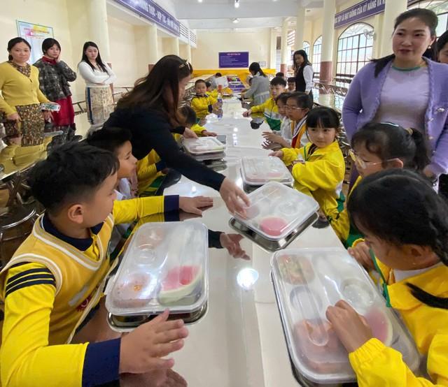Vụ thực phẩm bẩn vào trường học ở Lâm Đồng: Bếp bán trú hoạt động trở lại- Ảnh 2.