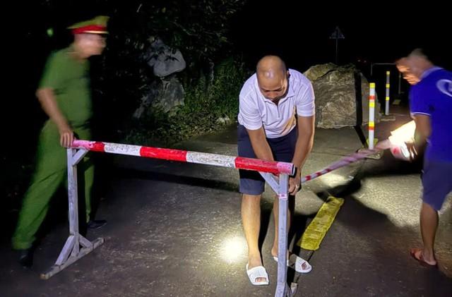 Tảng đá khoảng 5 tấn lăn từ vách núi xuống đường Hồ Chí Minh- Ảnh 2.