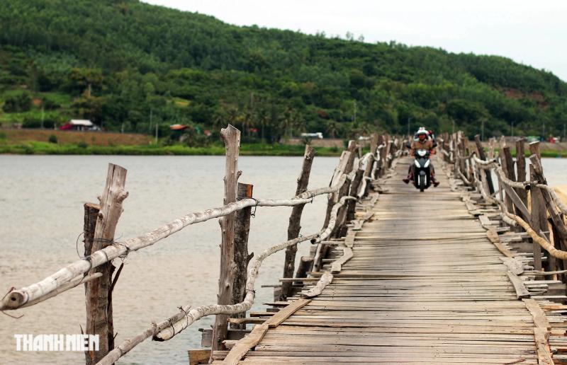 Cầu gỗ Ông Cọp - cây cầu gỗ dài nhất Việt Nam biến mất sau bão Kalmaegi - Ảnh 2.