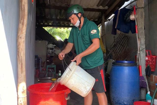 Đắk Lắk khốn đốn vì thiếu nước sạch giữa cảnh mất điện kéo dài Sau bão Kalmaegi - Ảnh 2.