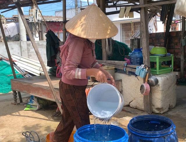 Đắk Lắk khốn đốn vì thiếu nước sạch giữa cảnh mất điện kéo dài Sau bão Kalmaegi - Ảnh 4.