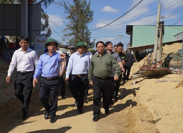 Thủ tướng Phạm Minh Chính thăm người dân làng chài mất nhà sau bão Kalmaegi  - Ảnh 2.